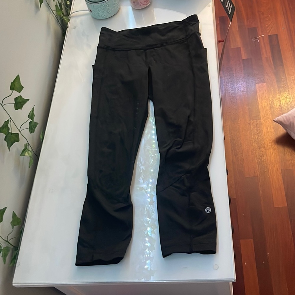 Black cropped Lulu Leggings